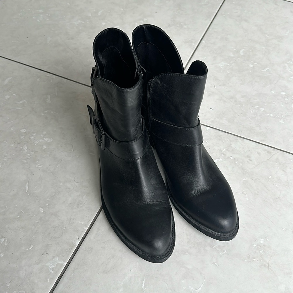 Reba leather shorty boots